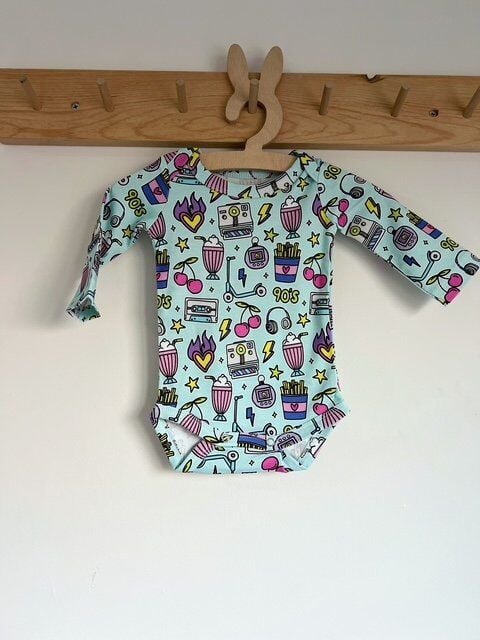 Retro 90's Kirazlı Mavi Pembe %100 Organik Pamuklu Kız Unisex Bebek Body Zıbın